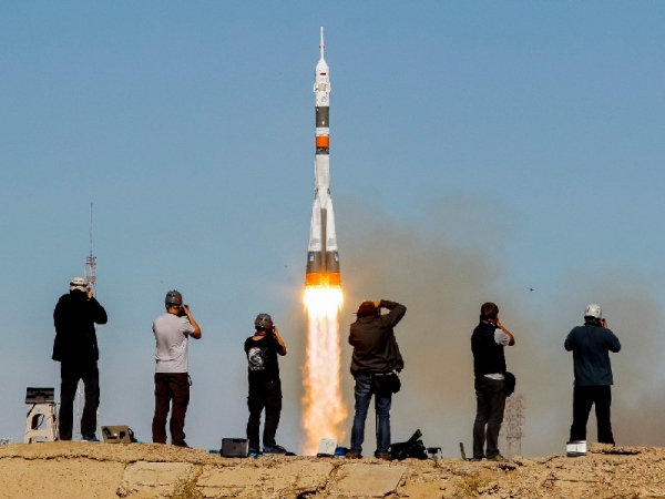 Nave Soyuz que levava dois astronautas à Estação Espacial Internacional faz pouso de emergência