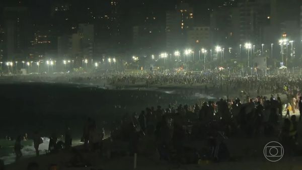 Cariocas aproveitam calor do verão para curtir a praia durante a noite