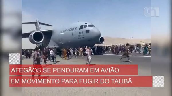 Multidão invade o aeroporto de Cabul; tumulto deixa mortos