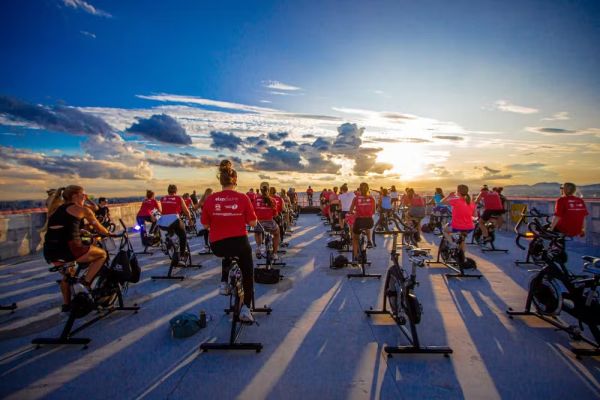 Spinning nas alturas: exercício em helipontos e terraços de prédios vira tendência em São Paulo.