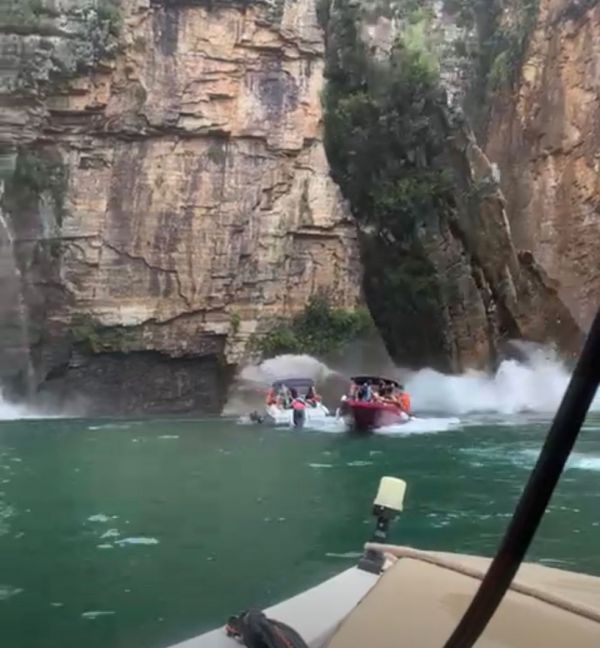Capitólio Mg : deslizamento de pedras atinge embarcações com turistas.