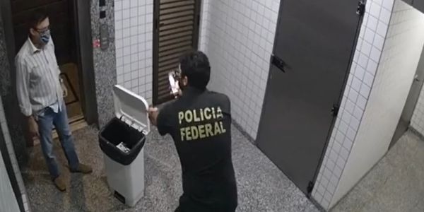 Vídeo mostra conselheiro do TCE-MT descendo escadas para jogar quase R$ 500mil em cheques em lixeira