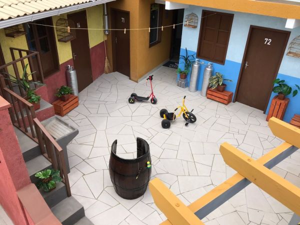 Santa Catarina: Vila do Chaves é reproduzida em pousada de praia.