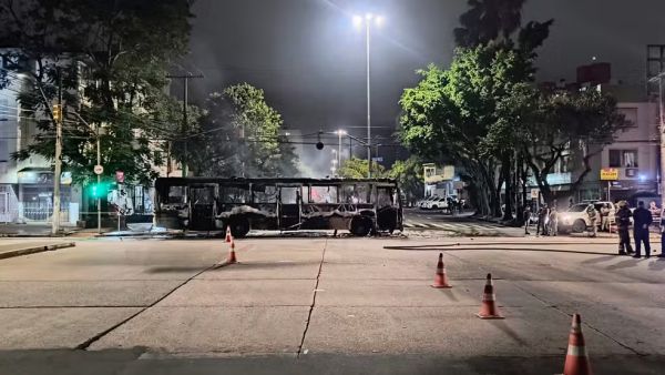 Grupo bloqueia rua e incendeia ônibus em Porto Alegre