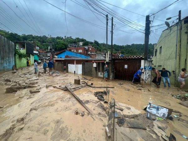 Sobe para 54 o número de vítimas do temporal no Litoral Norte de SP