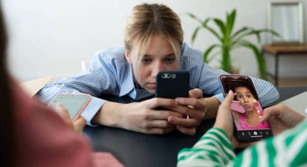 Pai de adolescente com vício grave em celular mostra mordidas que levou do filho durante crises: &#039;Fo