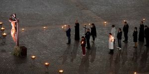 Médicos e enfermeiros acompanham Papa Francisco na procissão de Via Crucis no Vaticano