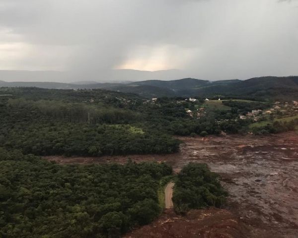 Chuva suspende início das buscas por vítimas em Brumadinho nesta segunda-feira