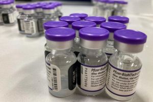 Fiocruz vai ficar duas semanas sem entregar doses de AstraZeneca e pode faltar vacina para quem vai