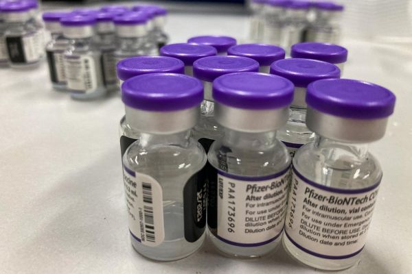 Fiocruz vai ficar duas semanas sem entregar doses de AstraZeneca e pode faltar vacina para quem vai
