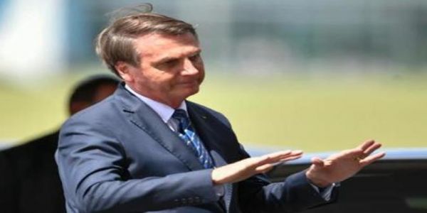 Em dia de prisão de Queiroz, Bolsonaro passa reto e ignora apoiadores
