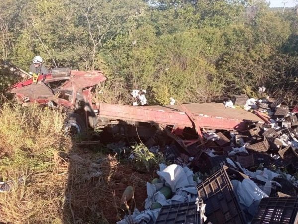 Guanambi: Caminhão carregado com mamão capota na “Curva da Morte”