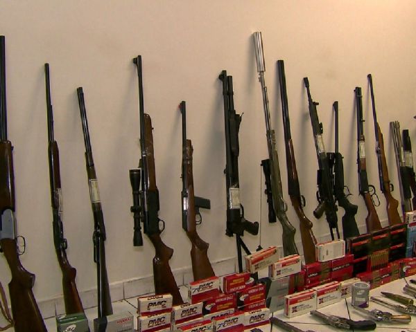 Polícia acha carabinas, fuzis e até metralhadora em casa de idoso na Zona Sul de SP