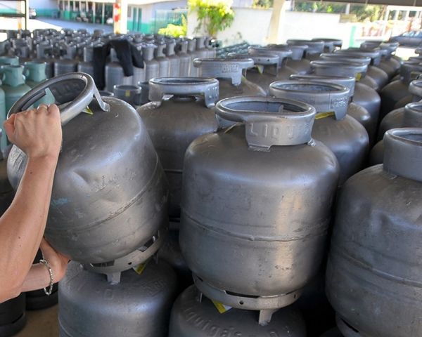 Petrobras reajusta preço do gás de cozinha em 4%