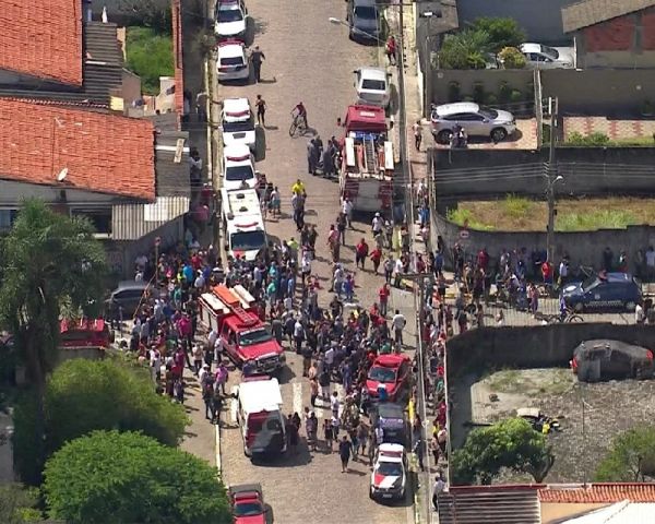 Urgente.:2 Adolescentes atiram dentro de escola e matam 6 pessoas em Suzano e se suicida