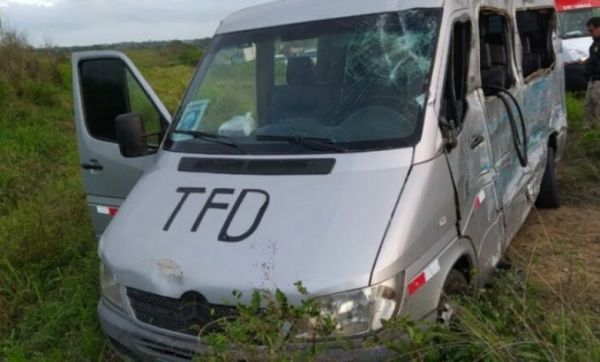 Acidente deixa três mortos e cinco feridos na BR-116 na Bahia; vítimas seguiam para atendimento médi