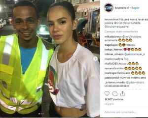 Mototaxista que levou Bruna Marquezine relata surpresa na corrida: &#039;Nem conseguia olhar direito para