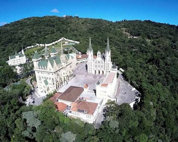 Jovem do ES relata rotina de alienação em sede de grupo católico investigado por tortura e estupro