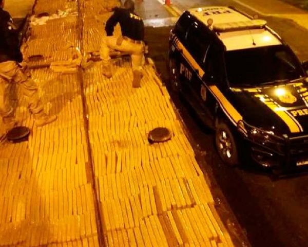 PRF apreende mais de uma tonelada de maconha escondida em carga de esterco no sudoeste da Bahia