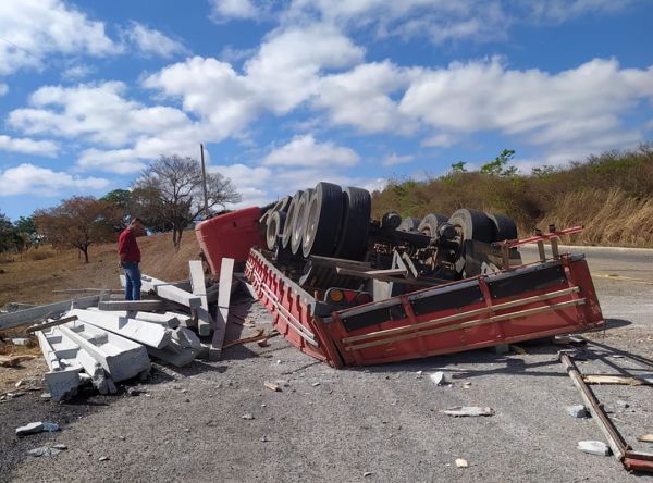 Carreta tomba entre Lic&iacute;nio de Almeida e Jacaraci e motorista fica ferido em estado grave