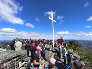Jacaraci.: José Lyra Promove Troca do Cruzeiro no Morro do Chapéu e Reúne Vários Visitantes.
