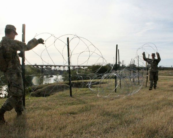 Exerto Instala Arame Farpado na divisa dos Estados Unidos