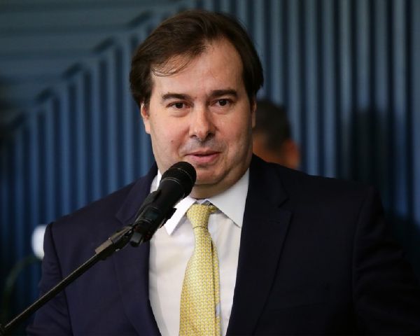 Na ausência de Temer, Maia sanciona texto que afrouxa Lei de Responsabilidade Fiscal