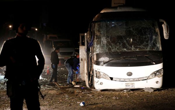 Bomba mata turistas em ônibus perto de pirâmides no Egito