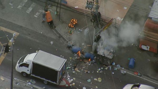PMs s&atilde;o atacados na Pra&ccedil;a Seca, e barricadas s&atilde;o incendiadas em vias do bairro
