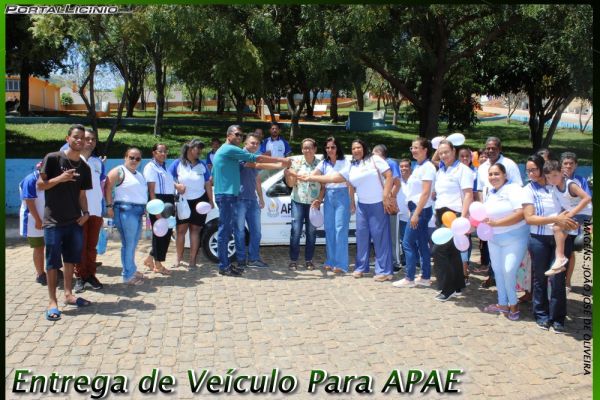 Licínio de Almeida: Membros da Diretoria e  Amigo Entregam Chave de Carro Para Funcionários da Apae.