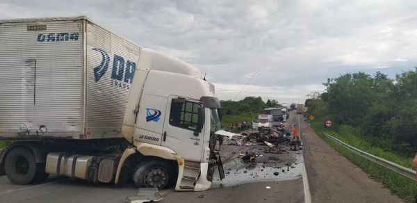 Quatro adultos e uma criança morrem após batida entre caminhão e carro no sudoeste da Bahia