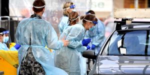 Melbourne tem novos casos de Covid-19 ap&oacute;s falha em quarentena que incluiu sexo entre seguran&ccedil;as.