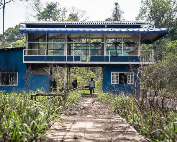 Na terra indígena mais ameaçada do Brasil, base da Funai é destruída, e ninguém sabe quem cometeu o
