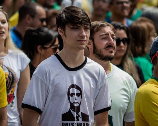Filho vai morar em apartamento que Bolsonaro disse ter colocado à venda