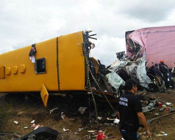 Sobe para seis nº de mortos em batida entre ônibus que seguia para concurso de fanfarras e carreta.