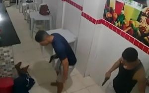 Maca&uacute;bas : Homem &eacute; agredido por PMs armados, suspeitos n&atilde;o usavam uniformes.