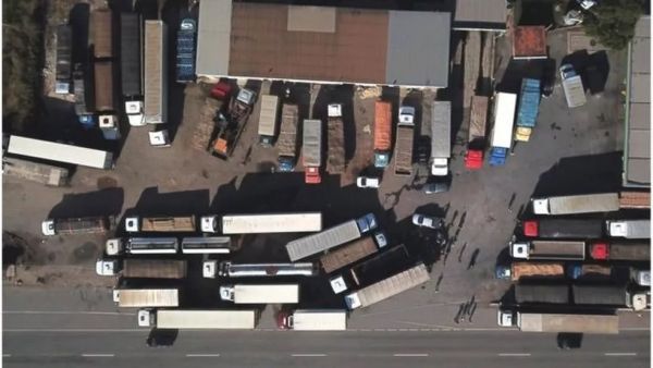 Em meio à alta do diesel, Bolsonaro altera regra sobre piso do frete pago a caminhoneiros