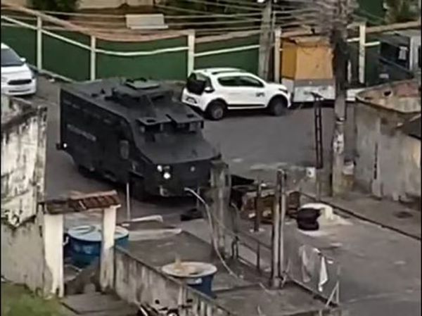 Moradora é baleada dentro de casa, e 2 PMs são atingidos durante operação na Penha