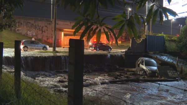 Distrito Federal : Adutora se rompe, alaga e bloqueia vias próximas ao viaduto Israel Pinheiro