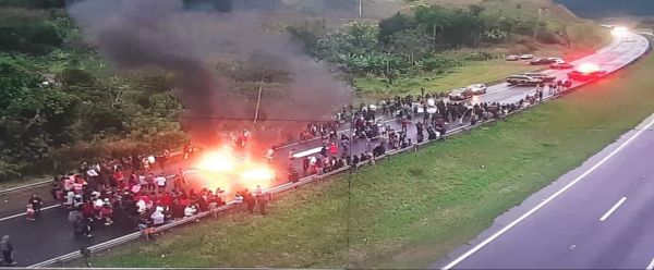 Indígenas protestam na Régis Bittencourt contra projeto que dificulta demarcação de terras