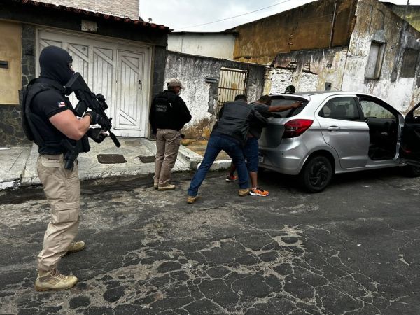 Dois homens s&atilde;o presos na Bahia suspeitos de integrar grupo criminoso com liga&ccedil;&atilde;o a fac&ccedil;&atilde;o do Rio de
