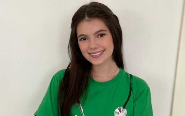 Jovem de SC gabarita matemática no Enem, tira 980 na redação e é aprovada em medicina na UFSC: